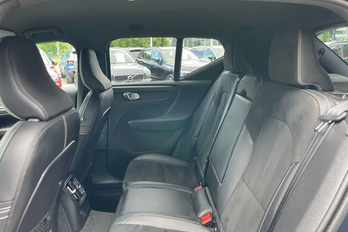 2022-volvo-xc40-15-t4-r-design-big-28