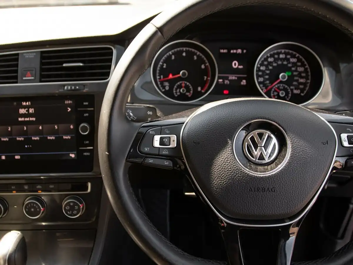 2018-volkswagen-golf-14-tsi-se-nav-estate-5d-dsg-big-18