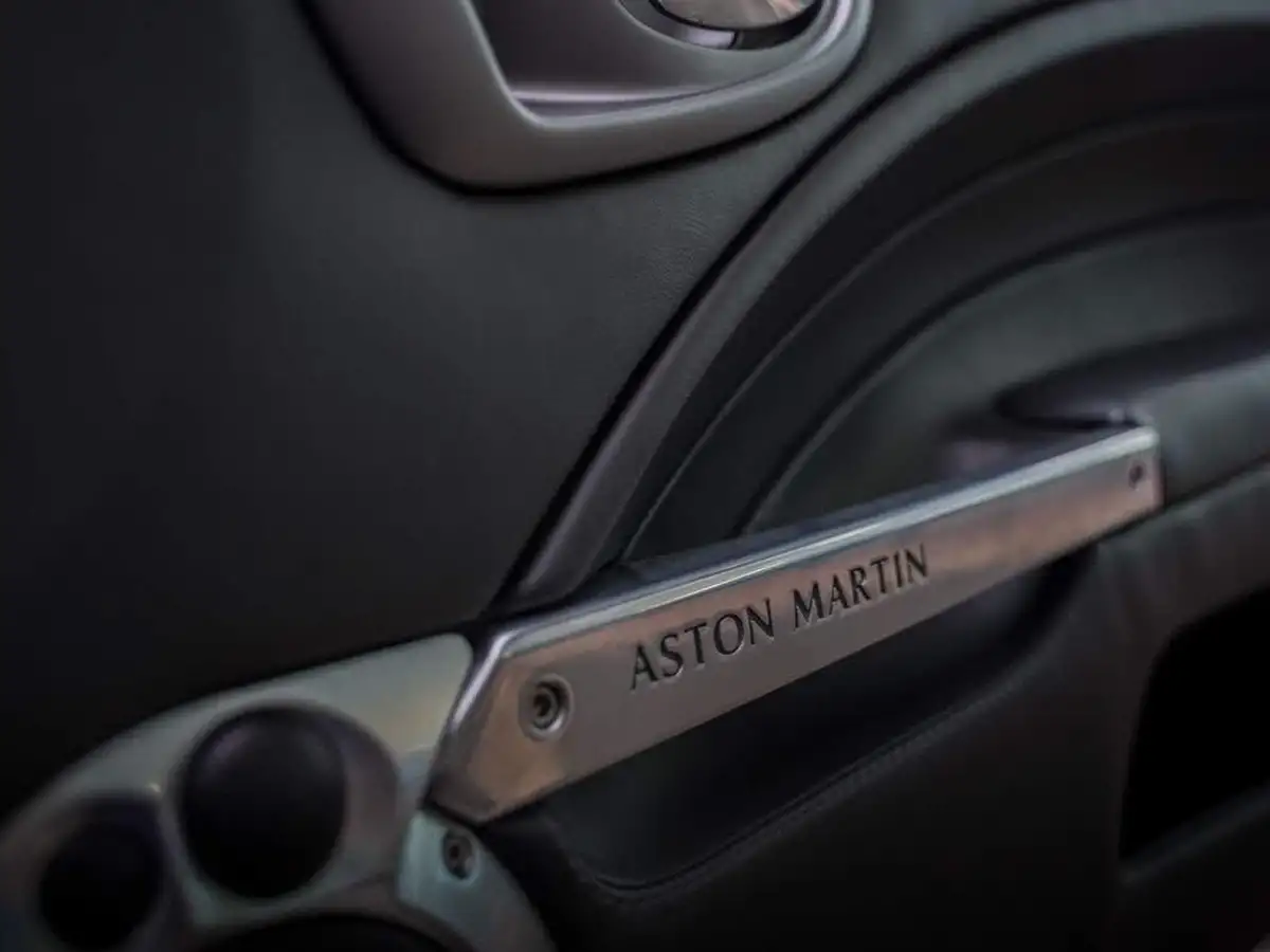 2006-aston-martin-vanquish-59-big-19