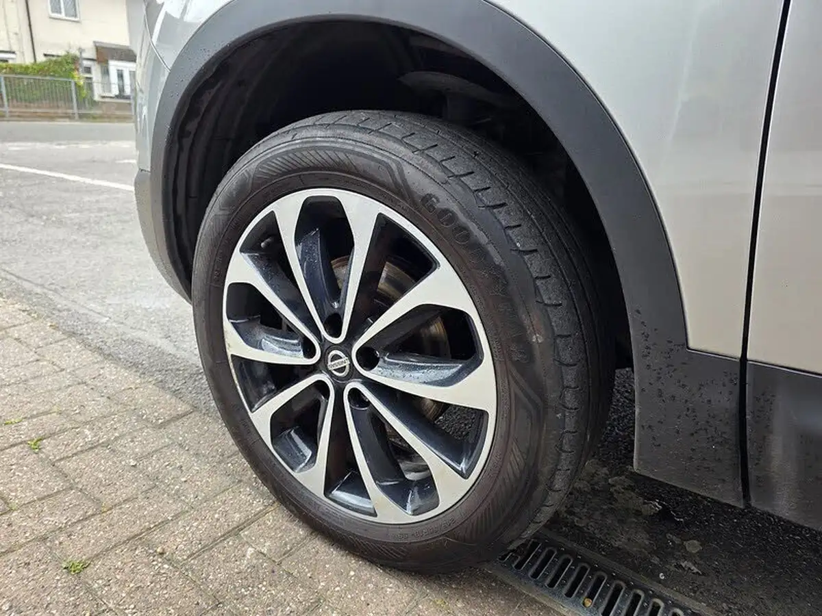 2013-nissan-qashqai2-15td-360-big-10