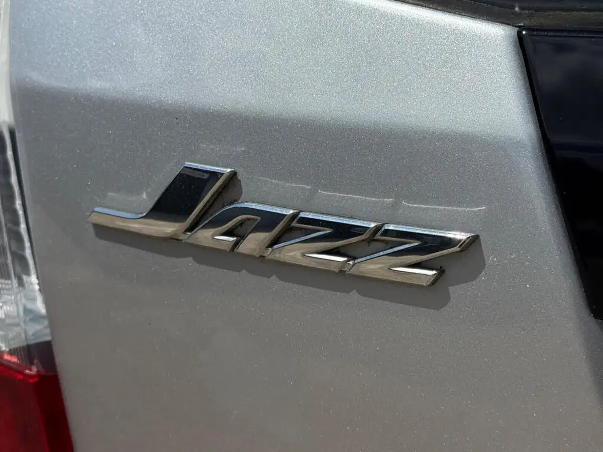 2010-honda-jazz-12-s-big-25