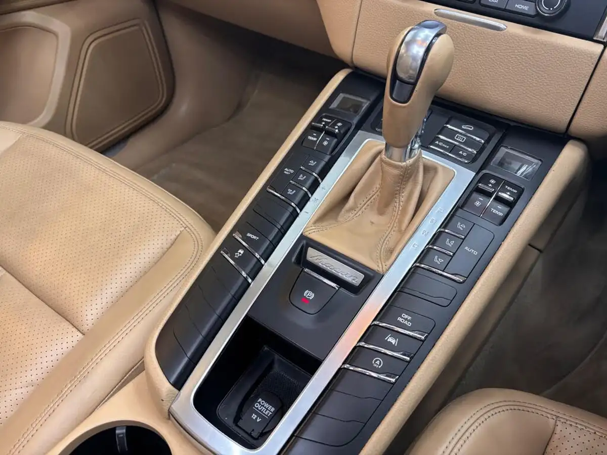 2016-porsche-macan-20-big-46