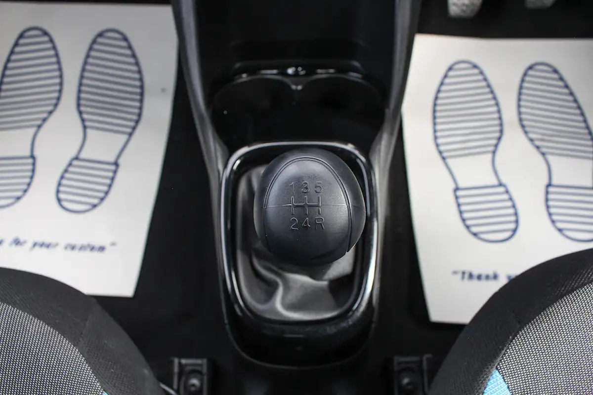 2015-toyota-aygo-10-vvt-i-x-cite-2-68bhp-x-tra-convenience-5d-big-25
