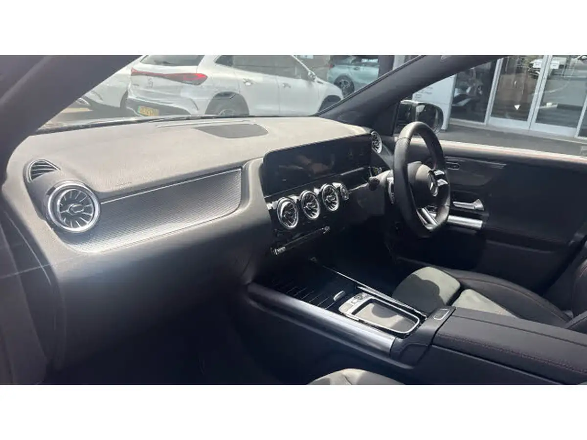 2024-mercedes-benz-gla-class-13-gla-200-amg-line-executive-big-8