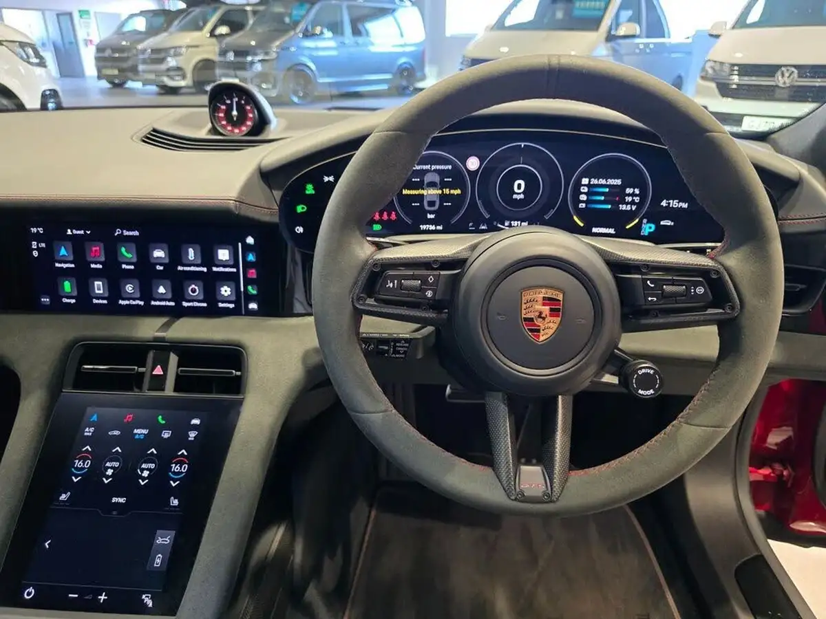 2022-porsche-taycan-e-gts-big-3