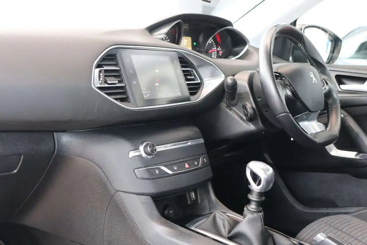 2018-peugeot-308-sw-15-bluehdi-active-15-bluehdi-130bhp-big-36