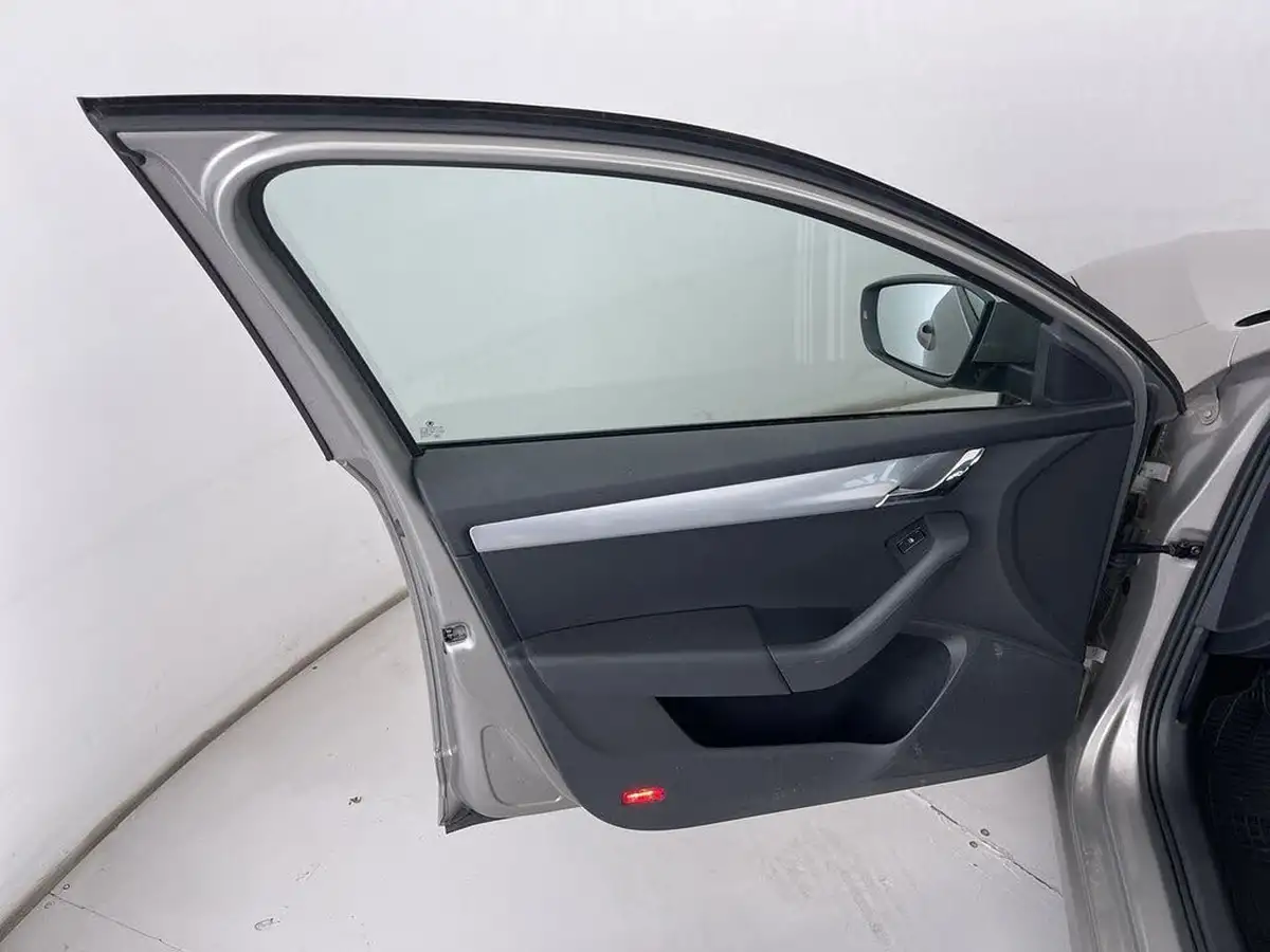 2015-skoda-octavia-20tdi-se-l-estate-big-26