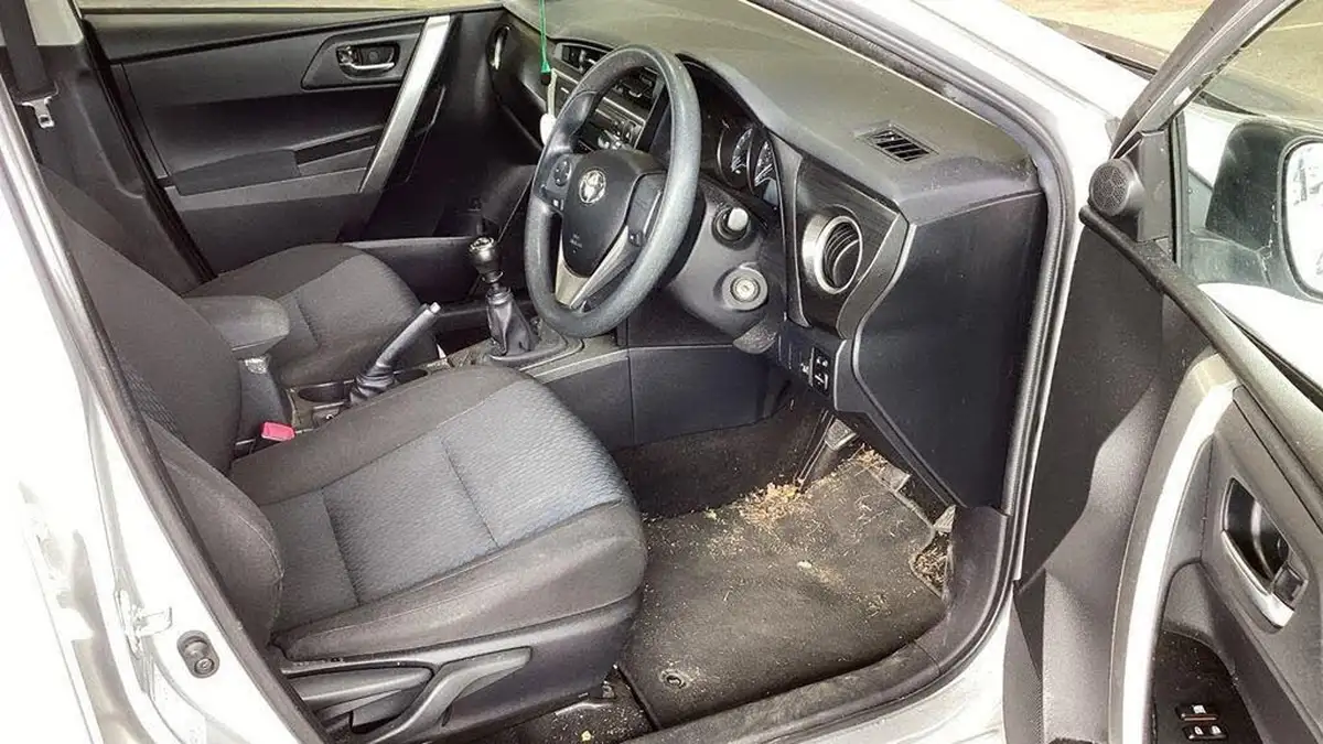 2015-toyota-auris-14td-active-touring-sports-big-8