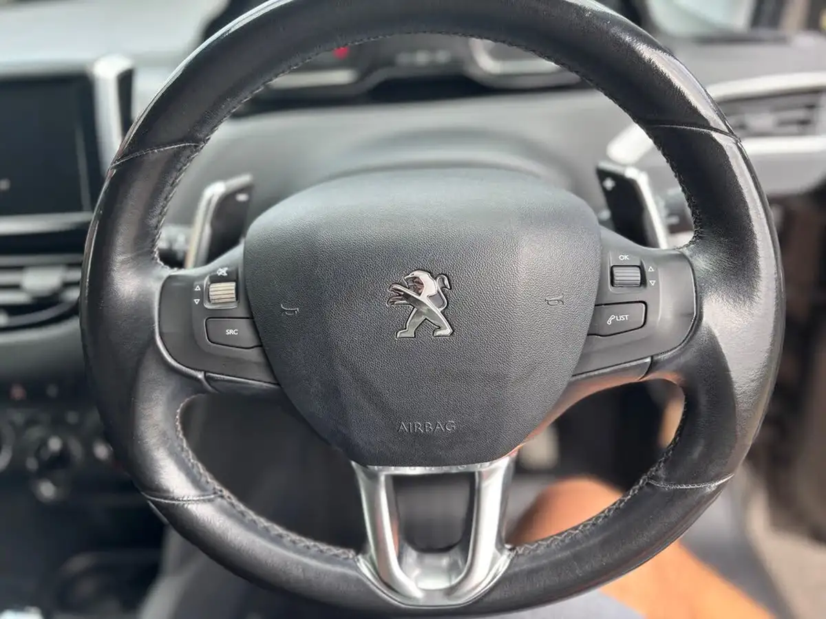 2015-peugeot-208-12-puretech-allure-82bhp-ss-3d-etg5-big-12