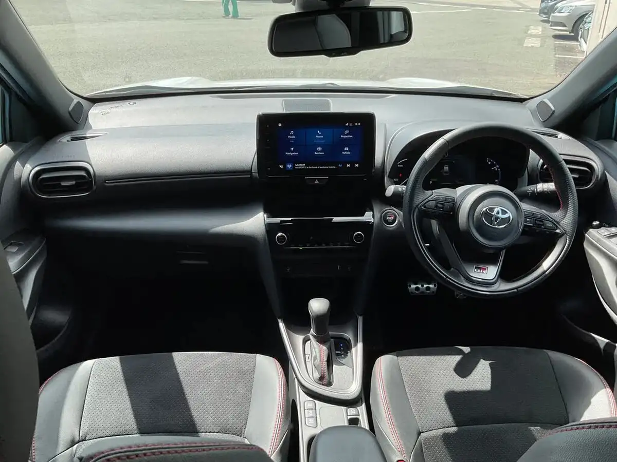 2023-toyota-yaris-cross-15-vvt-i-gr-sport-big-21