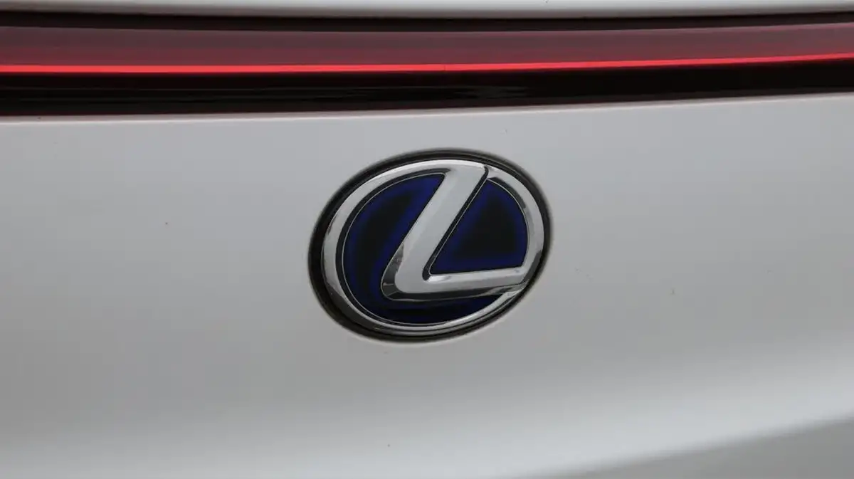 2021-lexus-ux-300e-e-ux-big-20