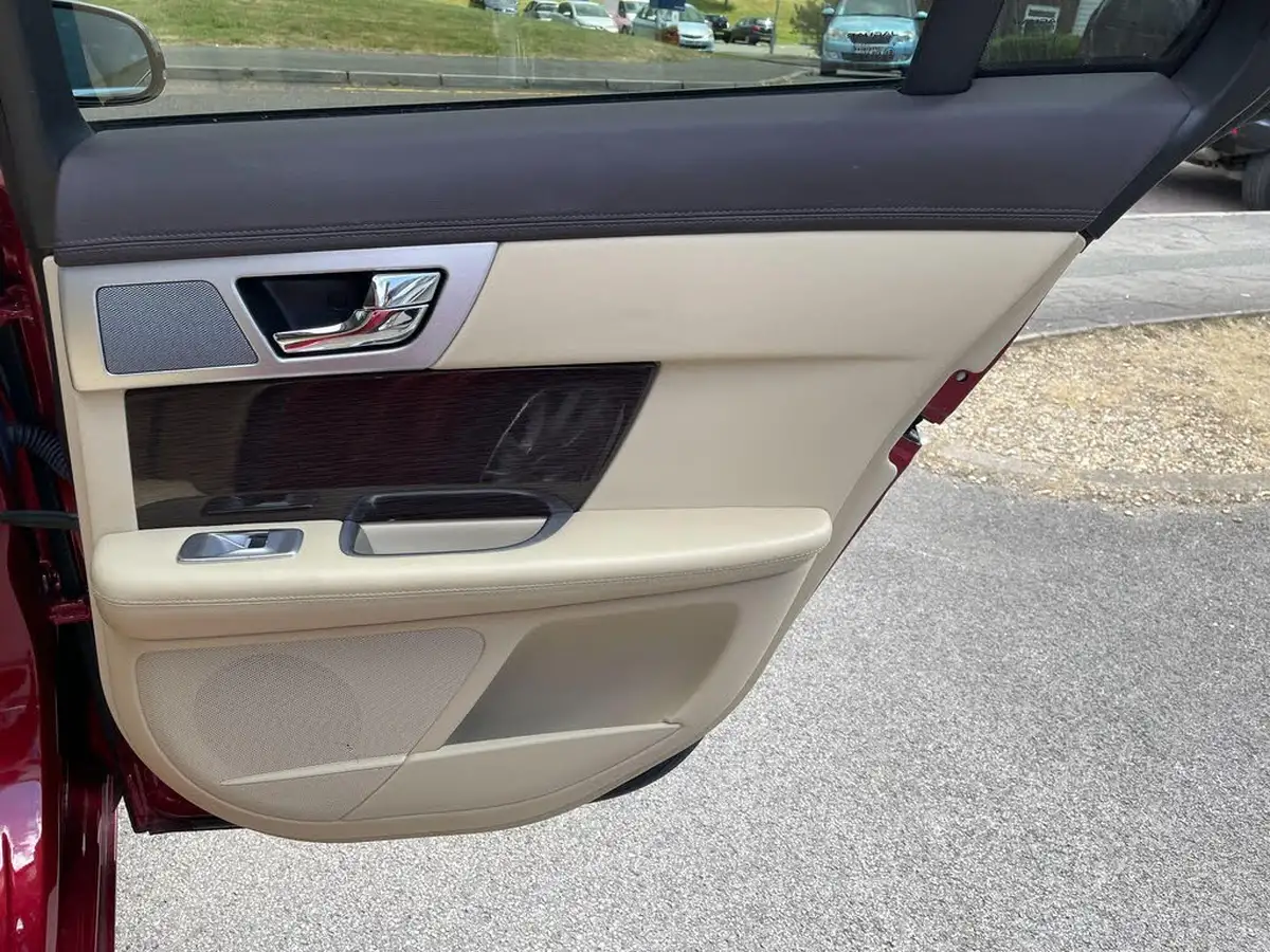 2014-jaguar-xf-30td-premium-luxury-sportbrake-5d-big-36