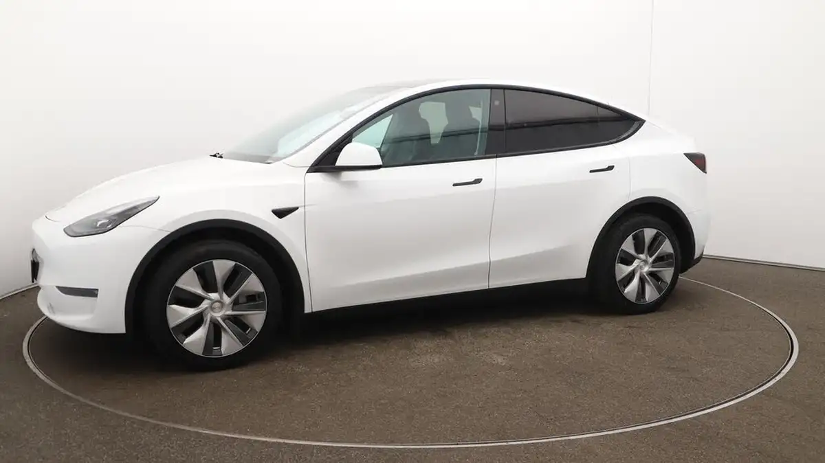 2023-tesla-model-y-e-long-range-big-66