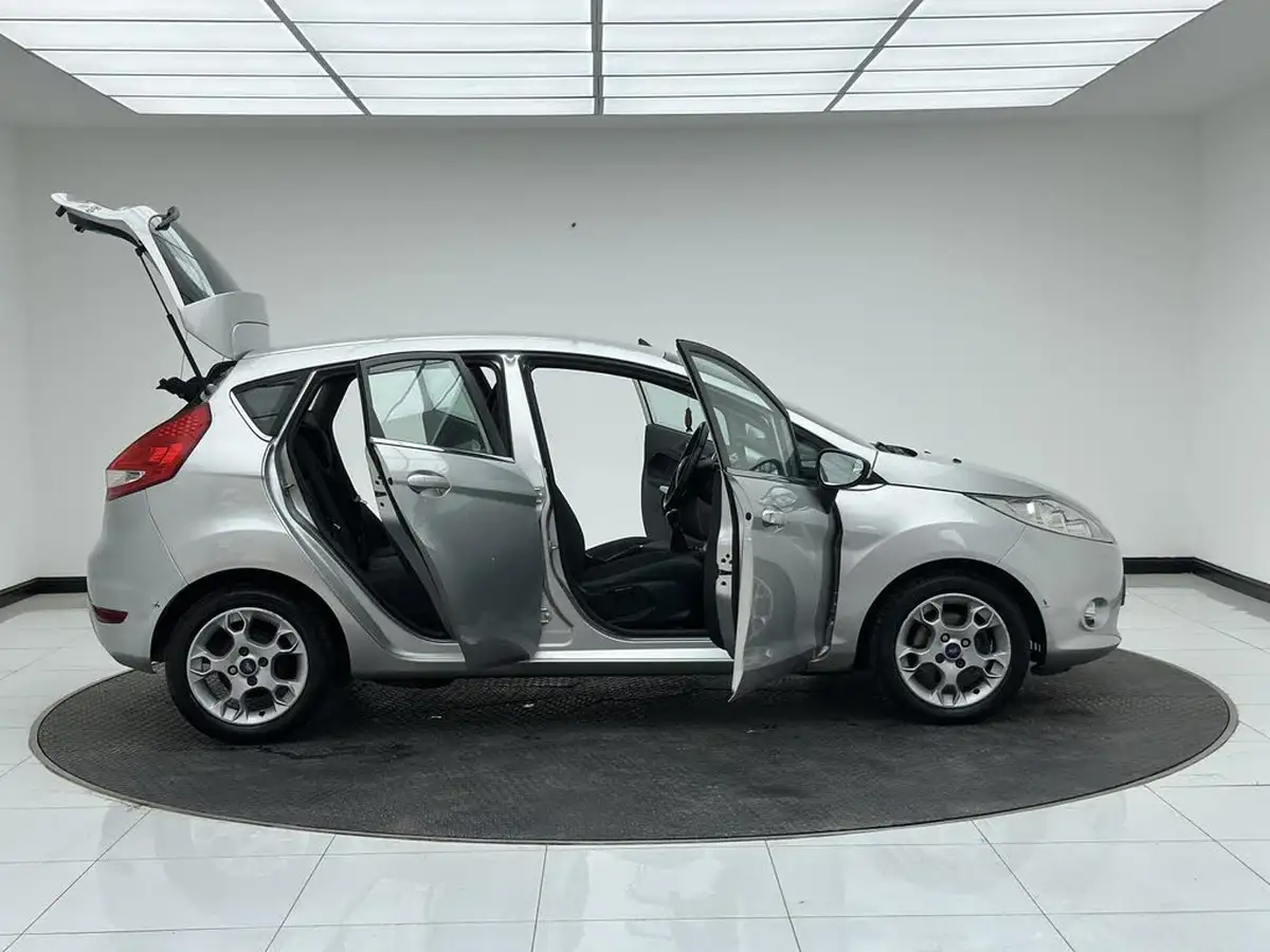 2012-ford-fiesta-125-zetec-5d-big-8