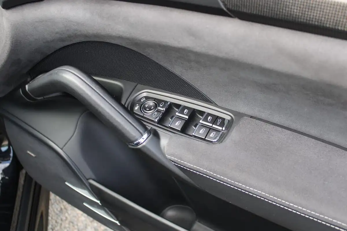 2015-porsche-cayenne-36-gts-big-35