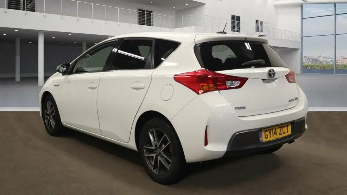2014-toyota-auris-18-vvt-i-hsd-icon-plus-hatchback-big-6