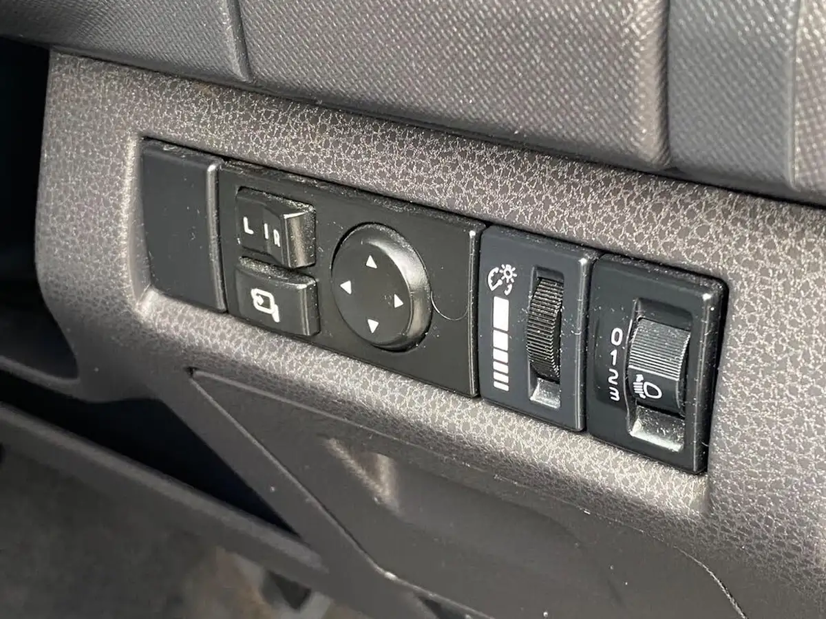 2017-isuzu-d-max-25td-utah-huntsman-auto-big-36
