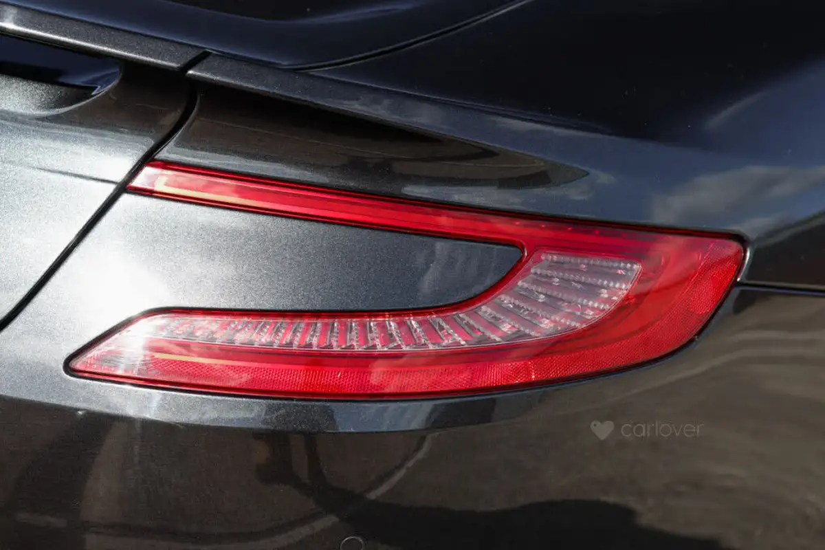 2013-aston-martin-vanquish-59-big-16