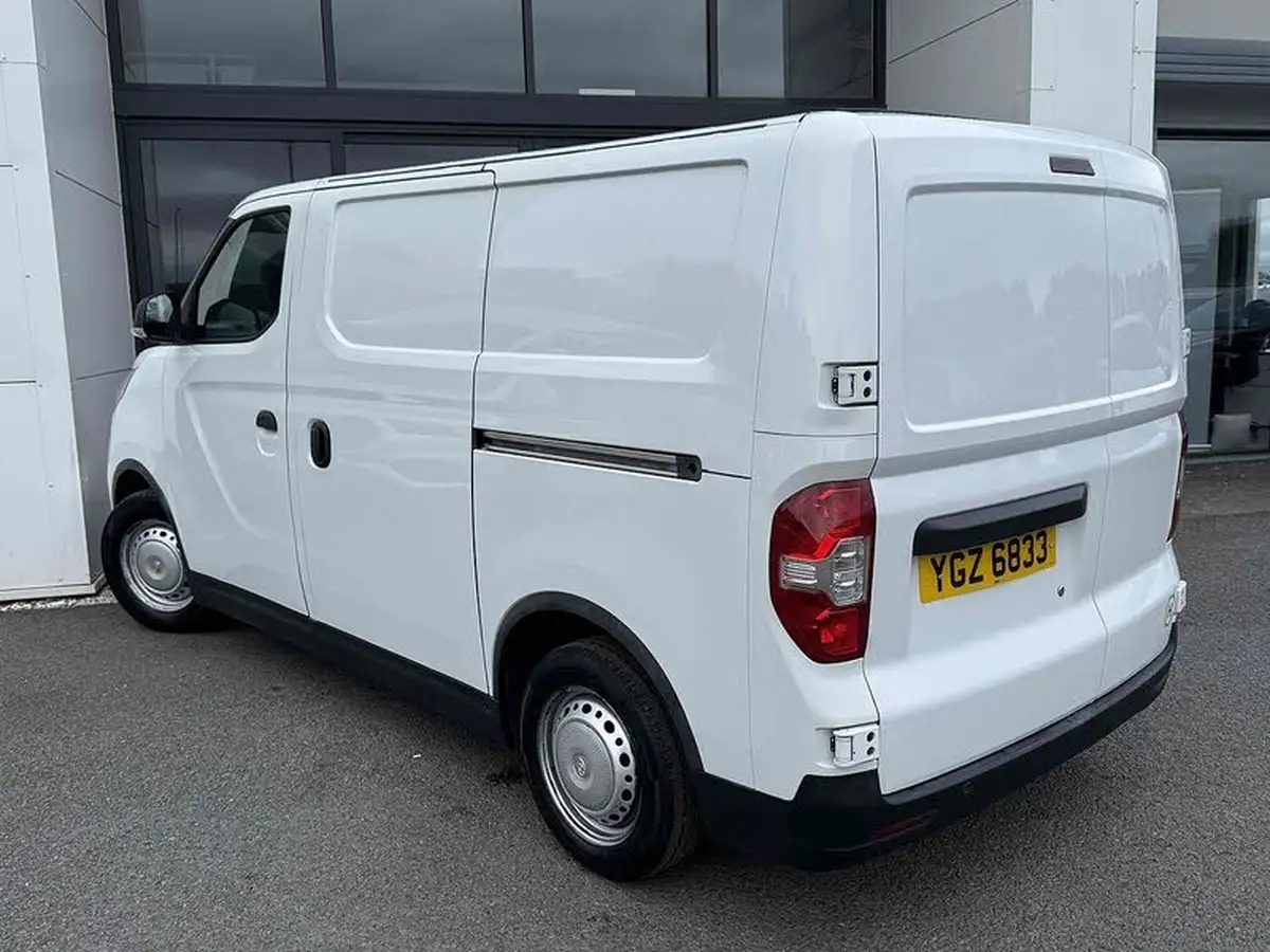 2021-maxus-e-deliver-3-e-l2h1-525kwh-platform-cab-big-11