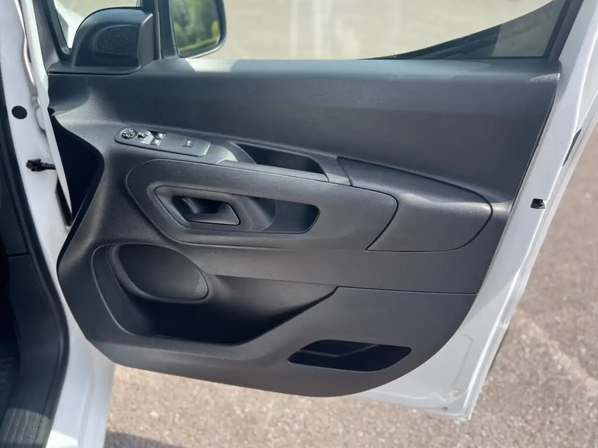 2021-citroen-berlingo-15bluehdi-650-x-panel-big-19