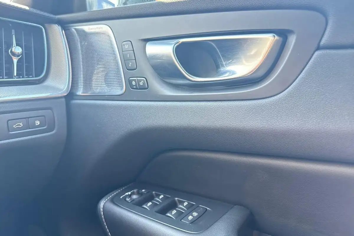 2024-volvo-xc60-20-t8-ultra-black-edition-big-41