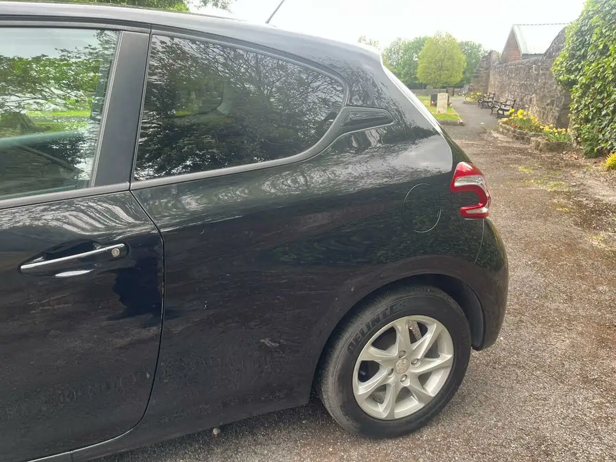 2015-peugeot-208-12-style-puretech-3d-big-50