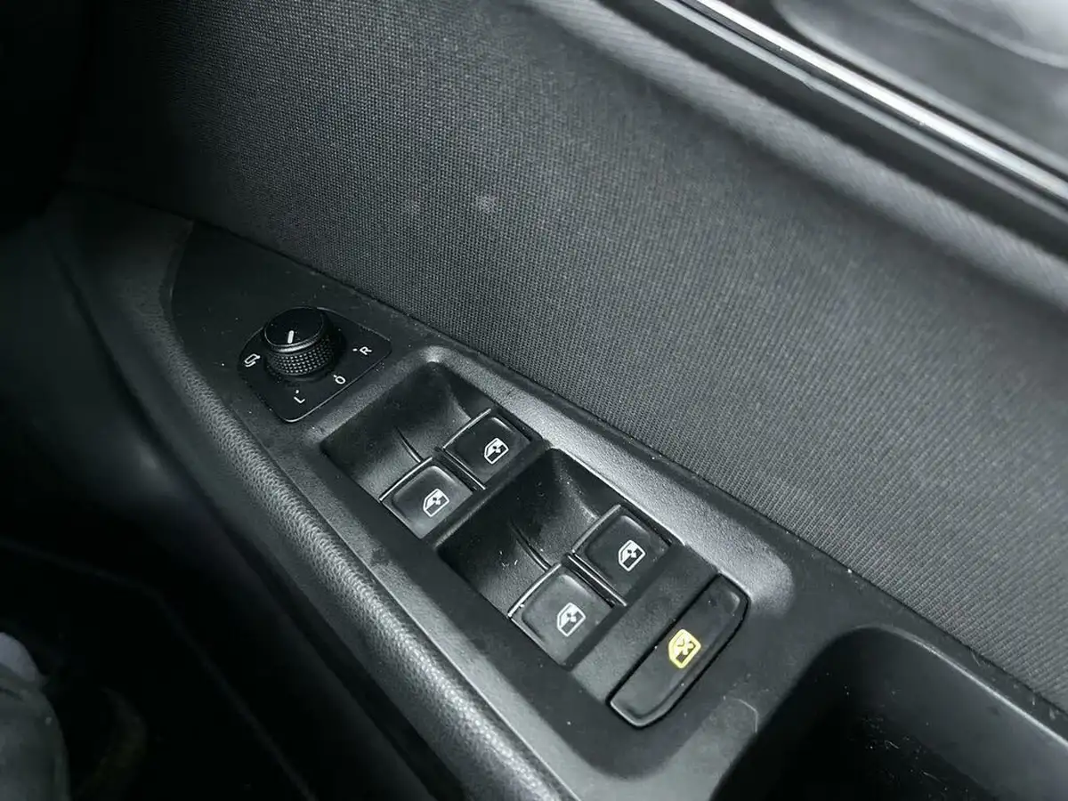 2019-seat-leon-20-tsi-fr-hatchback-big-48