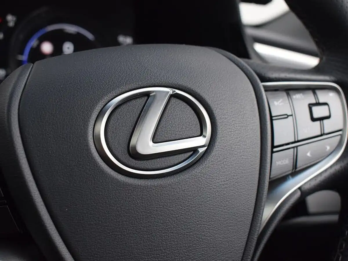 2023-lexus-es-300h-25-f-sport-big-22