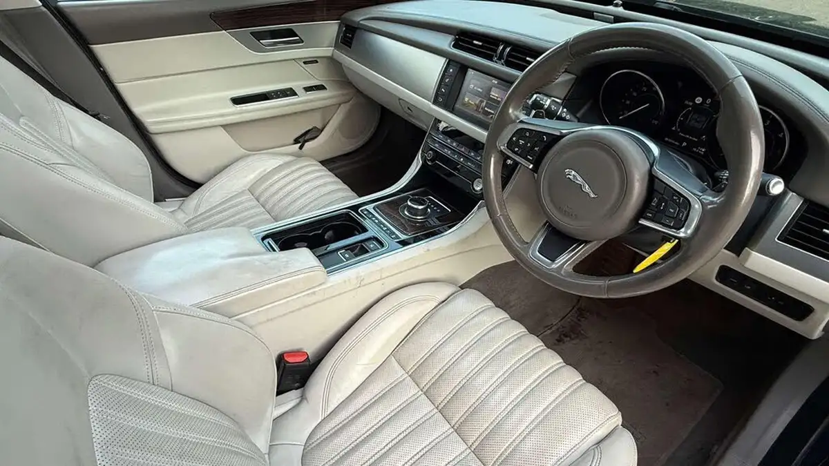 2017-jaguar-xf-20td-portfolio-240ps-awd-saloon-4d-1998cc-auto-big-19