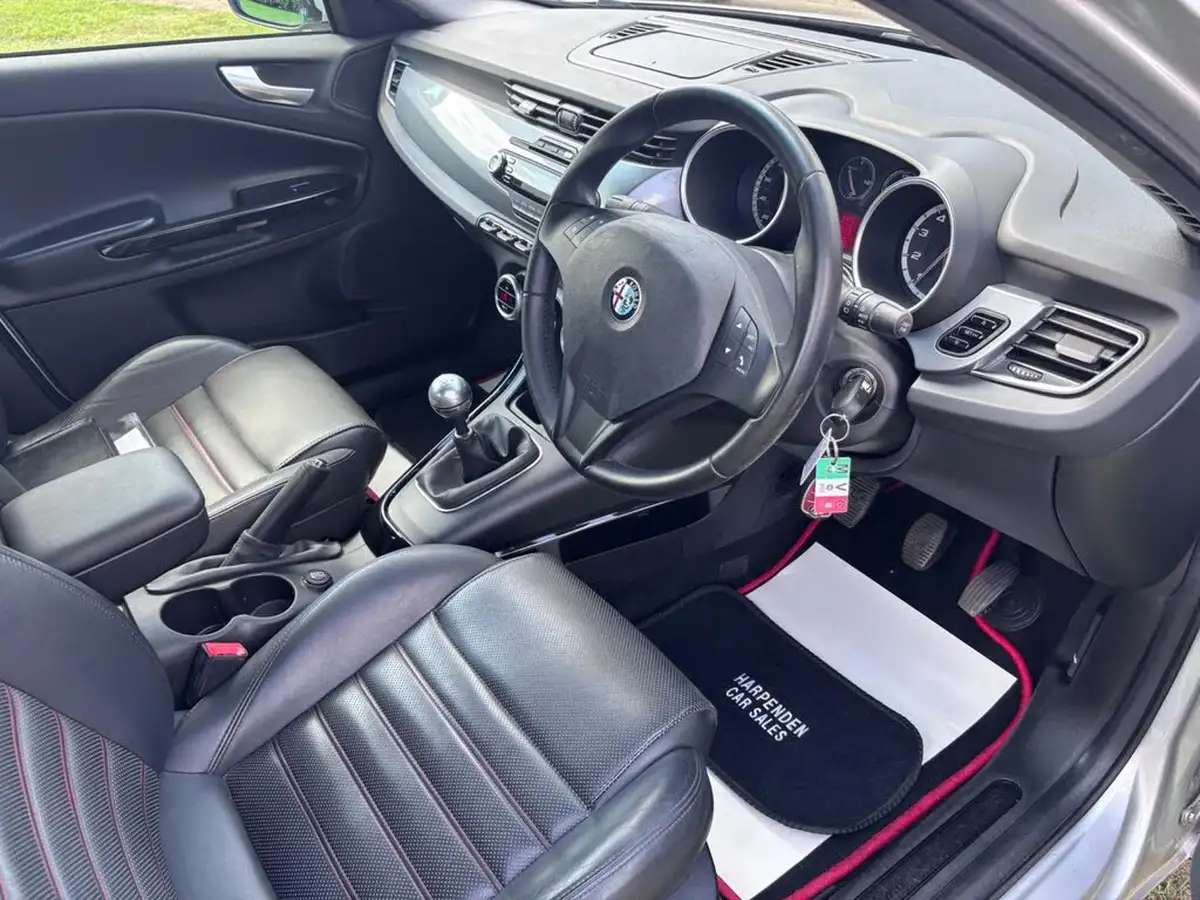 2011-alfa-romeo-giulietta-14-lusso-tb-120bhp-big-8