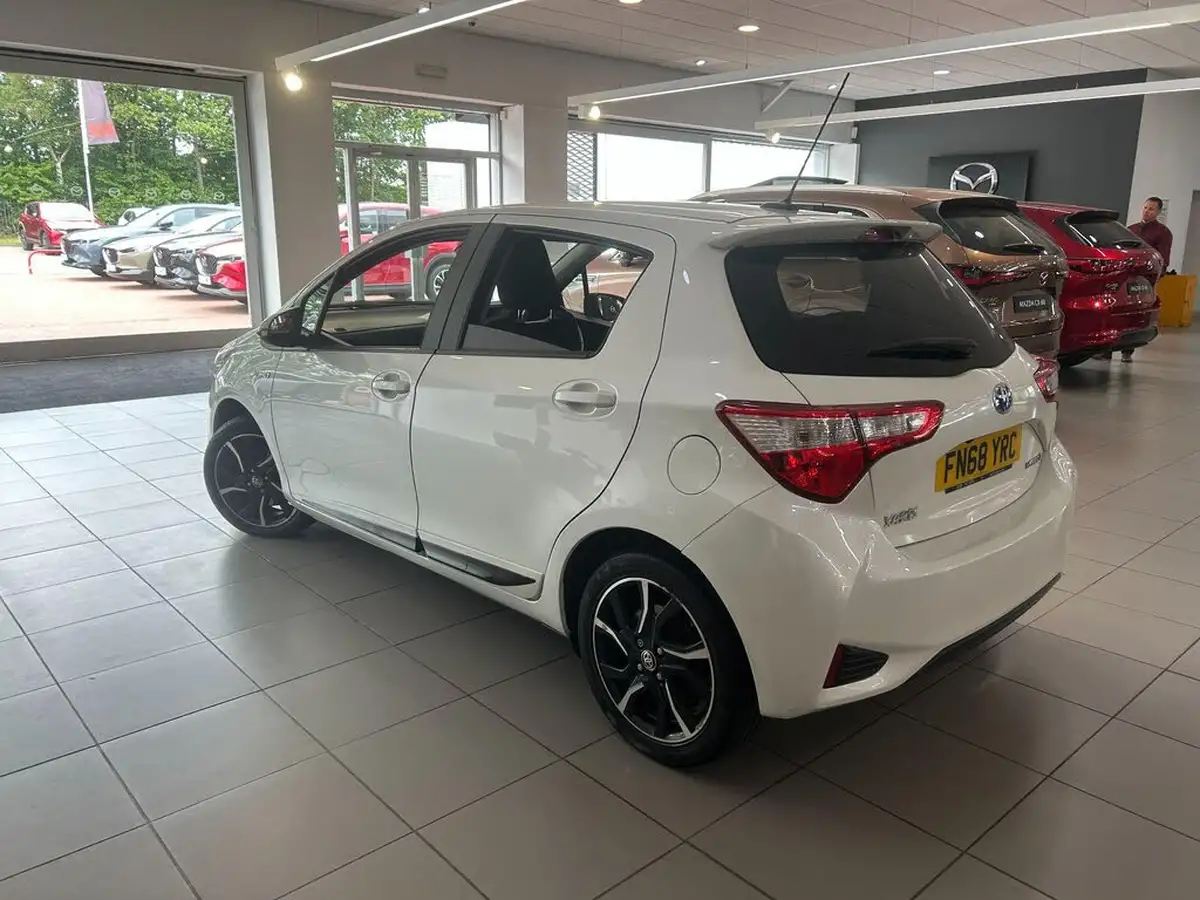 2018-toyota-yaris-15-vvt-i-design-hybrid-big-3