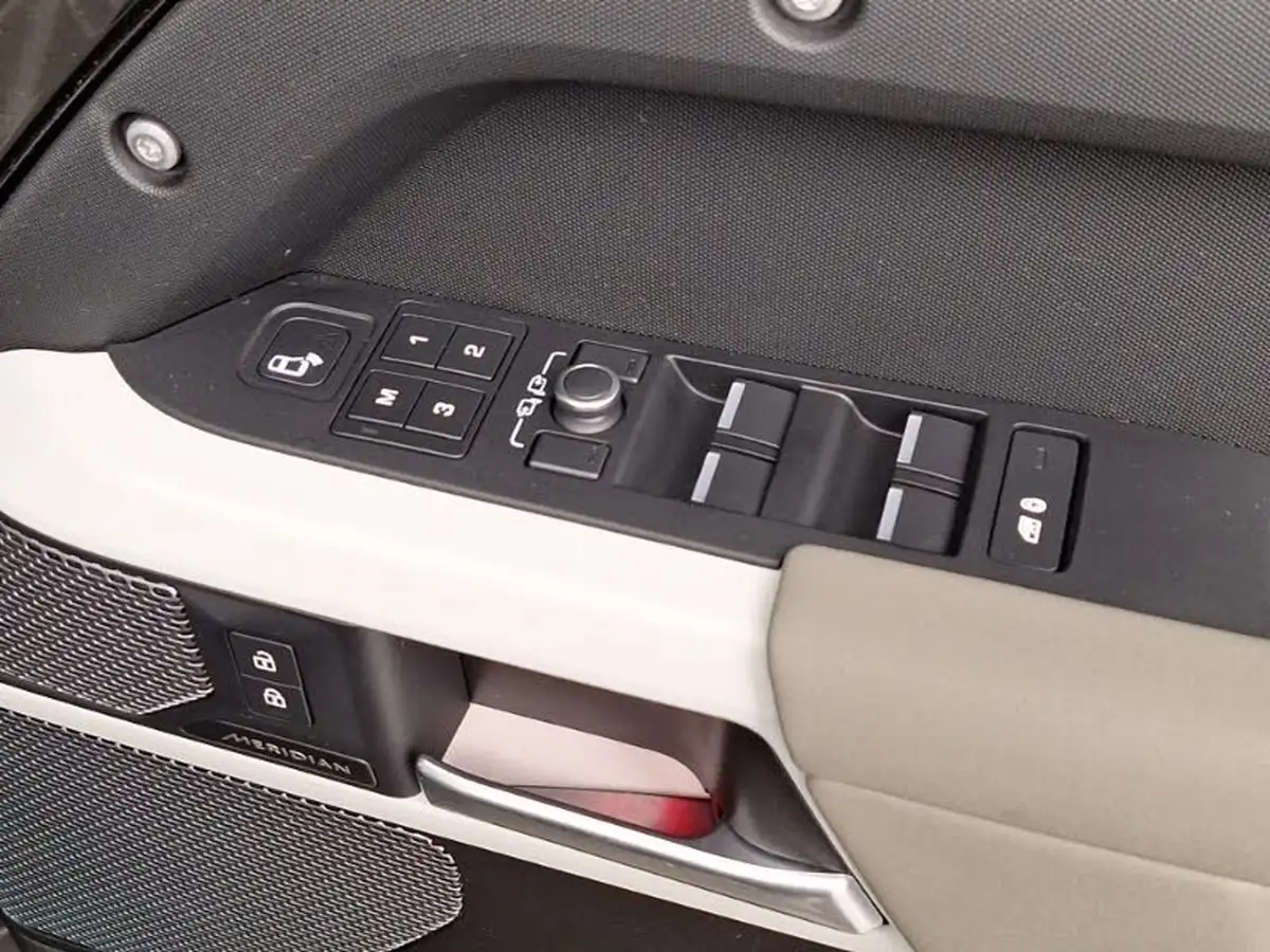 2022-land-rover-110-defender-30-d250-xs-edition-big-13