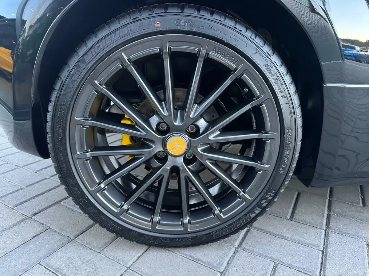 2024-abarth-695c-14-tjet-competizione-big-11