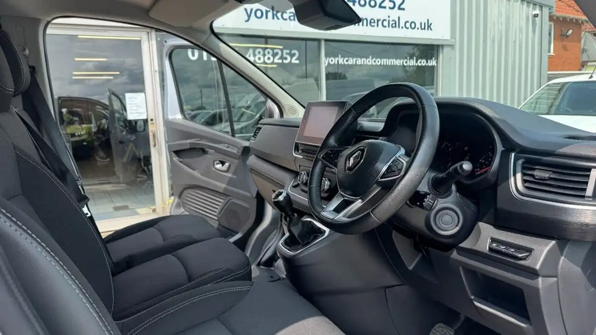 2023-renault-trafic-20dci-ll30-150-sport-panel-big-28