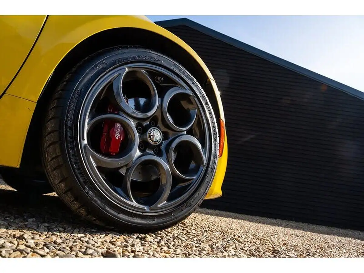 2015-alfa-romeo-4c-18-tbi-spider-big-21