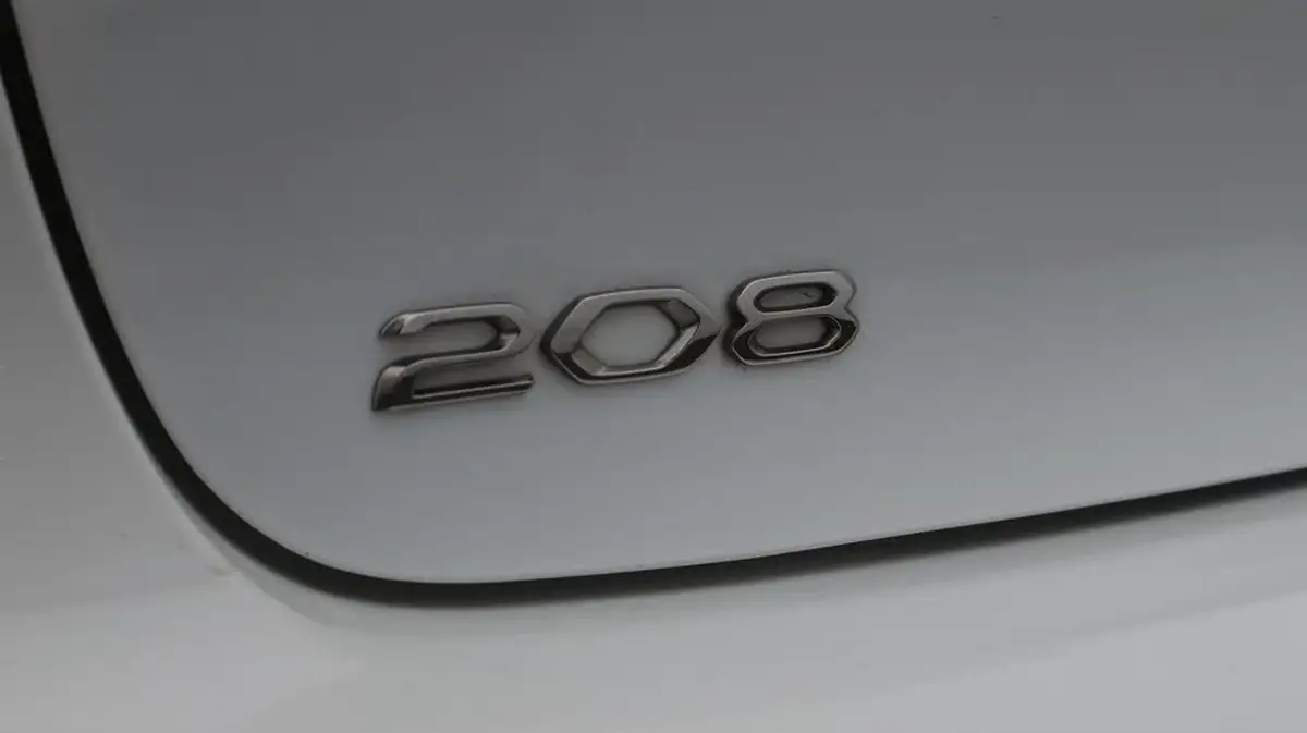 2022-peugeot-208-12-puretech-active-premium-100bhp-eat8-big-21