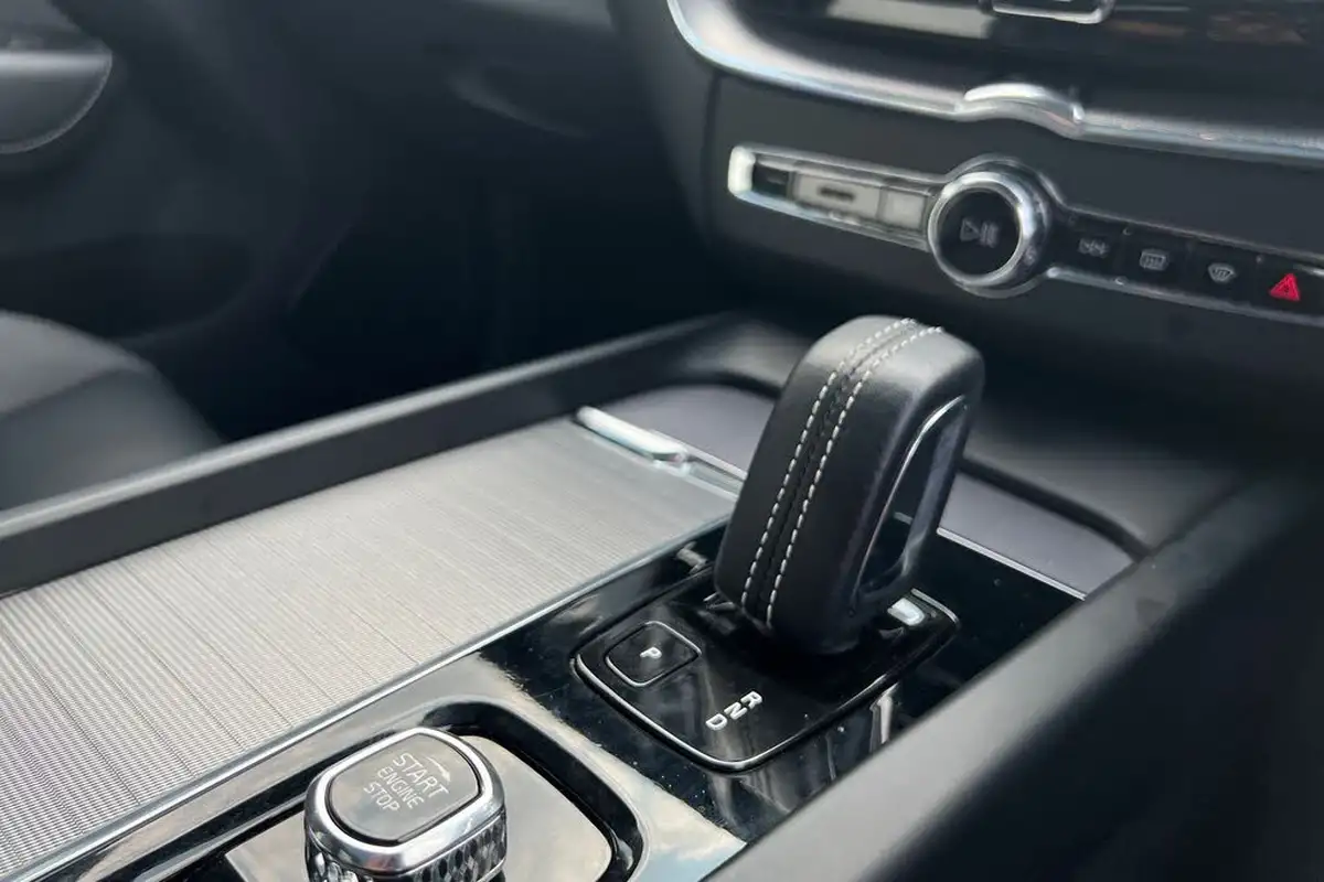 2021-volvo-xc60-20-t6-r-design-340bhp-big-12