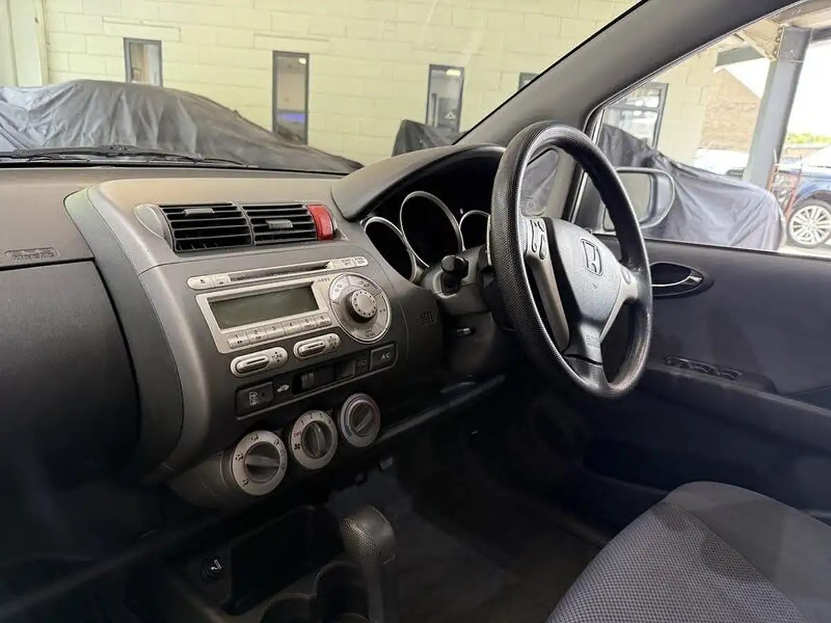 2009-honda-jazz-14-se-cvt-7-big-22