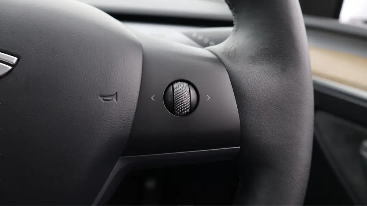 2022-tesla-model-y-e-long-range-big-26