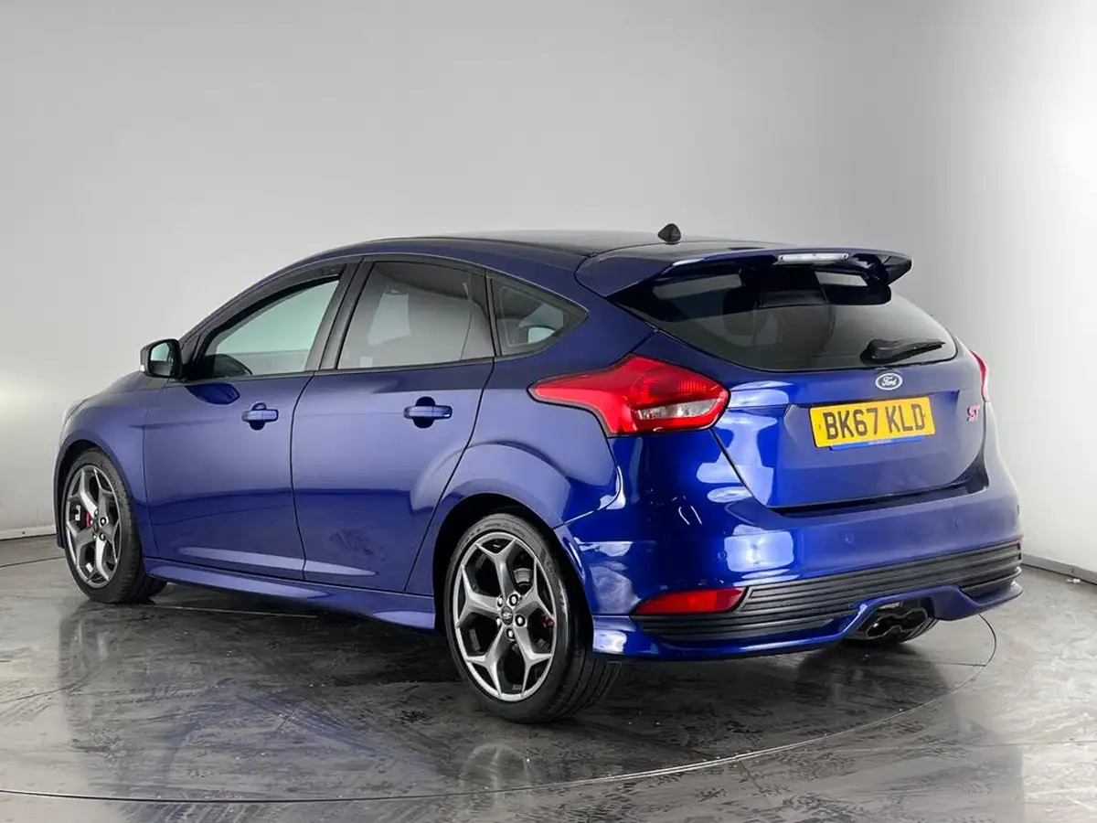 2017-ford-focus-20t-st3-hatchback-big-3