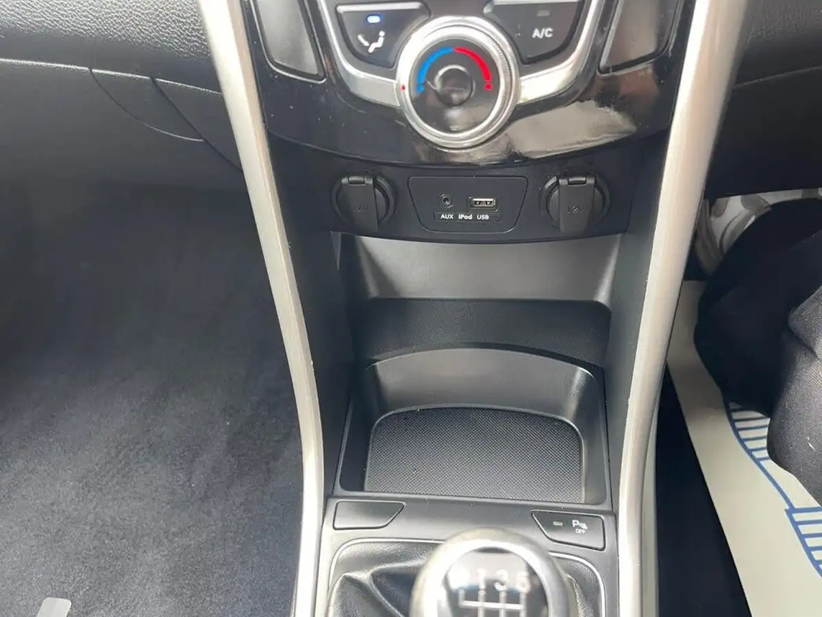 2015-hyundai-i30-16crdi-se-nav-110ps-tourer-big-16