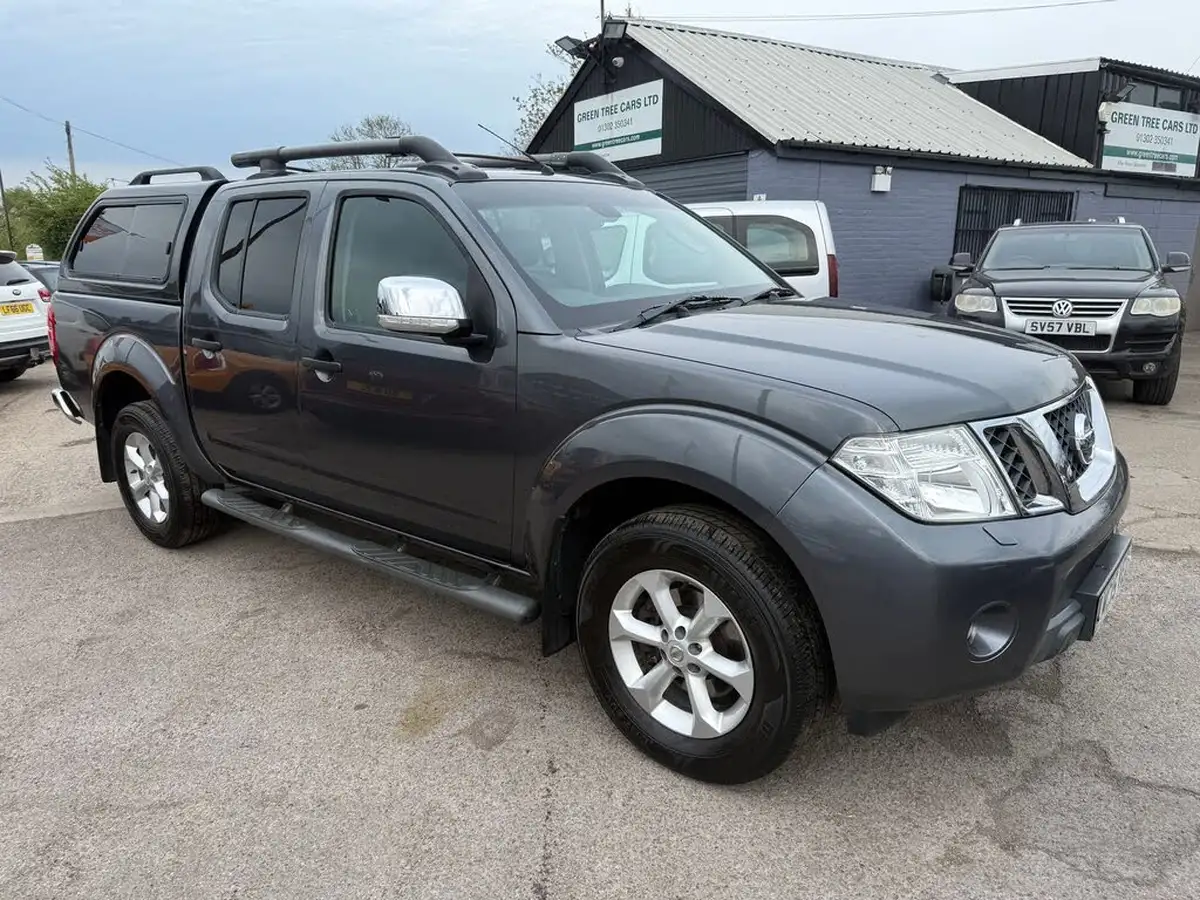 2015-nissan-navara-25td-tekna-auto-big-2