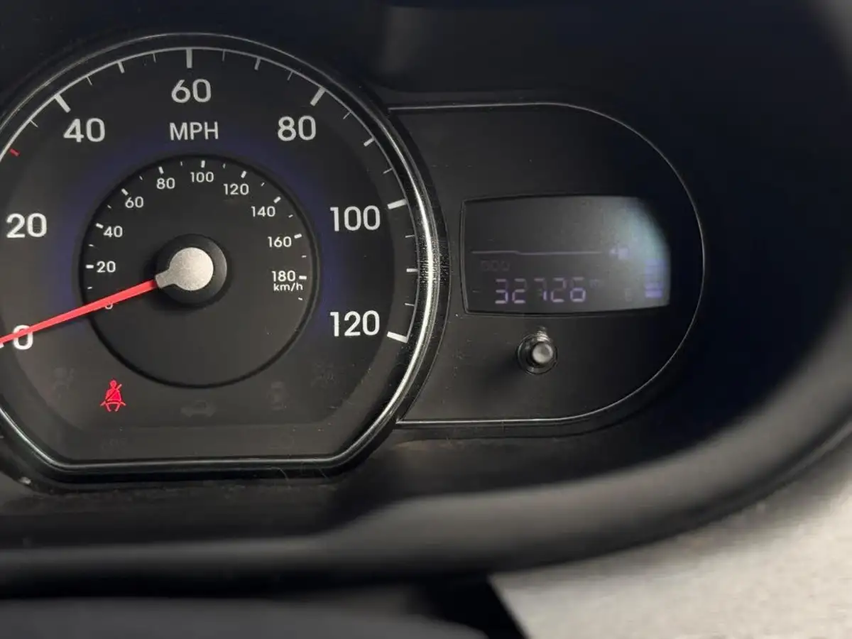 2012-hyundai-i10-12-active-big-29