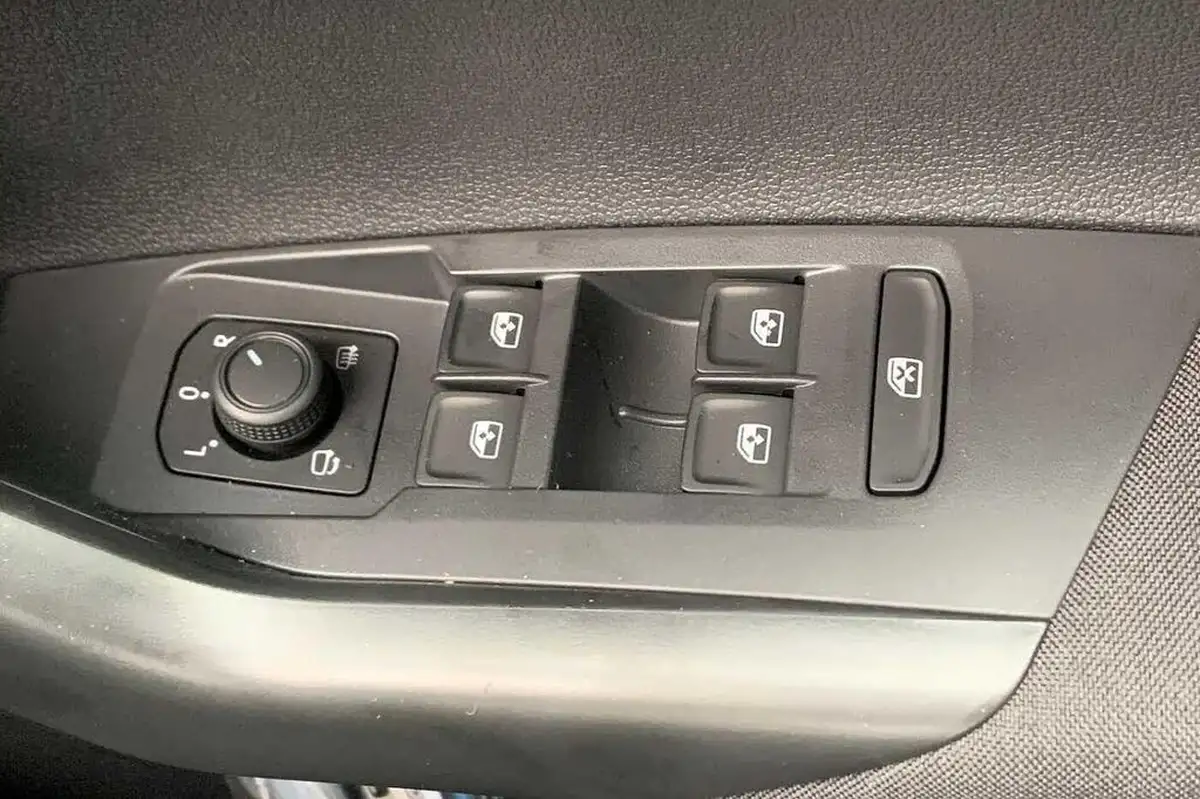2025-volkswagen-taigo-10-tsi-life-115ps-dsg-big-30
