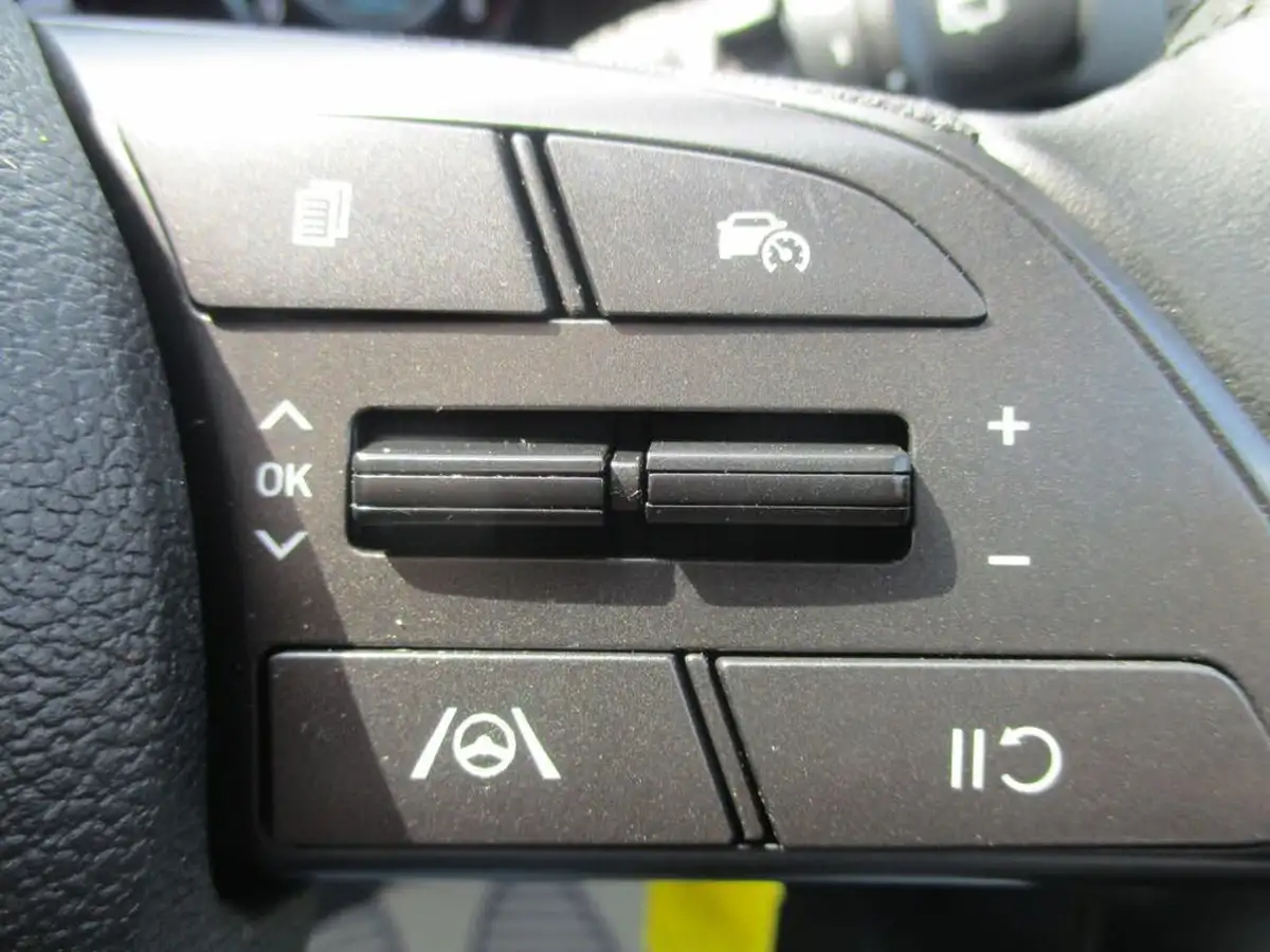 2022-hyundai-i20-10-t-gdi-se-connect-dct-big-9