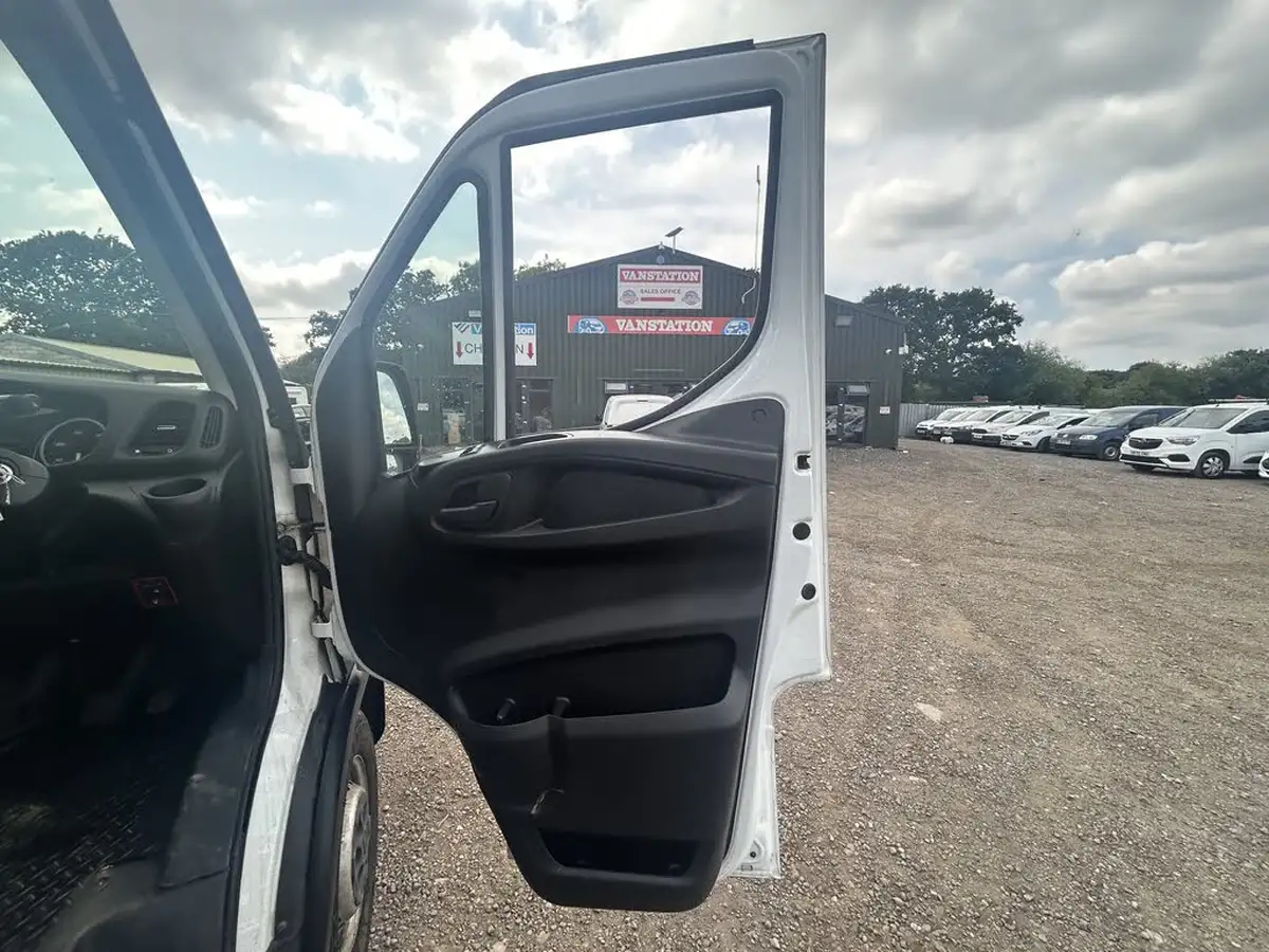 2019-iveco-daily-s-class-23td-35s14-3450-eu6-chassis-cab-hi-matic-big-14