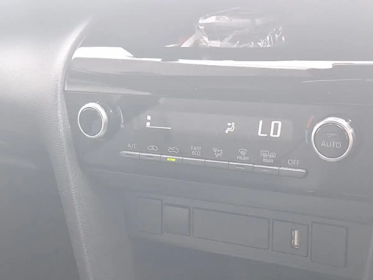 2022-toyota-yaris-15-vvt-i-design-panoramic-roof-big-12