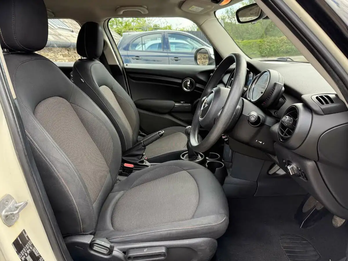 2015-mini-cooper-12-one-ss-5d-big-17