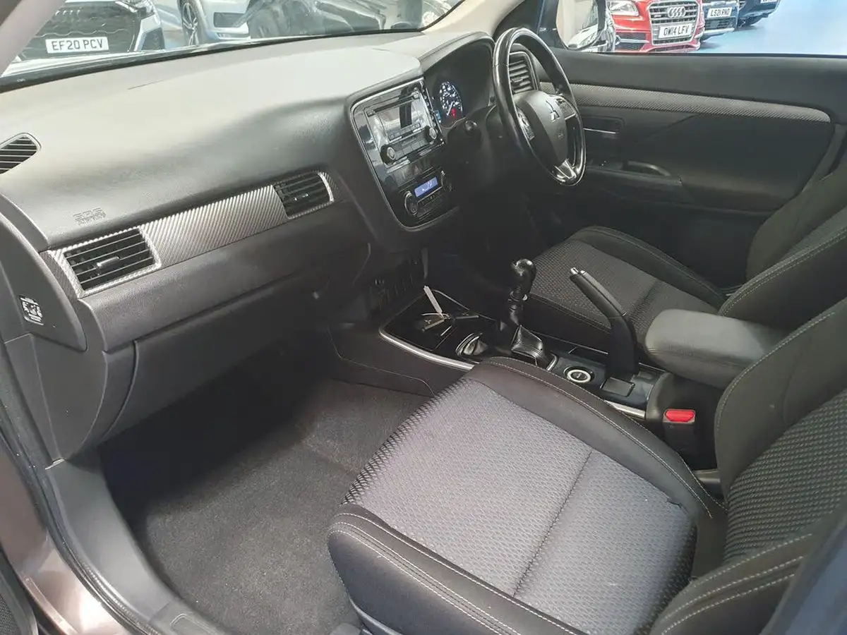 2017-mitsubishi-outlander-22di-d-3-big-16