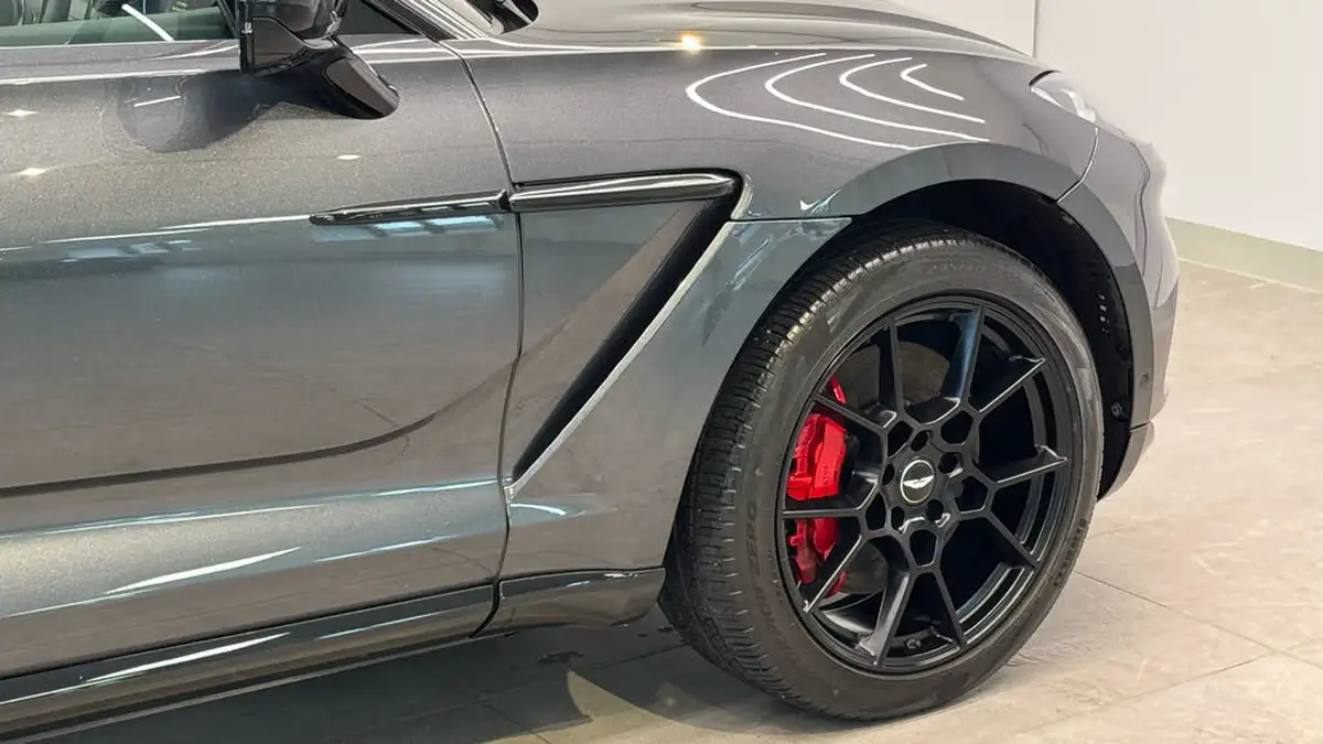 2021-aston-martin-dbx-40-v8-big-8